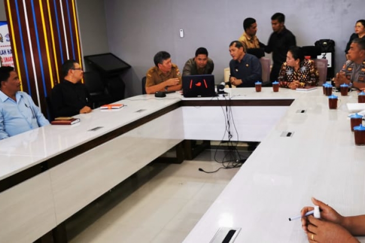 Bupati Karo Terkelin Brahmana SH MH bersama ketua DPRD Karo Iriani Br Tarigan Ketua Moderamen GBKP Pdt Agustinus melakukan telecoference bersama dua kecamatan guna memantau perkembangan Situasi tekini penanganan Virus Corona disaksikan sejumlah OPD