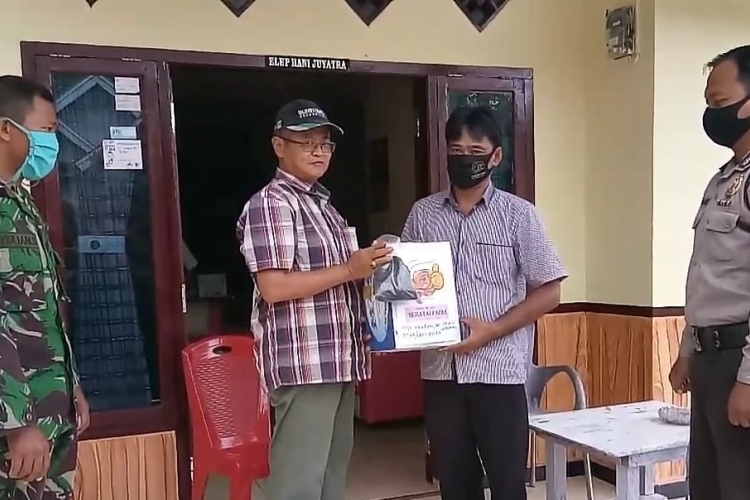 Polsek Kaur Selatan dan Tambak Udang Teratai Farm Bagi-bagi Masker