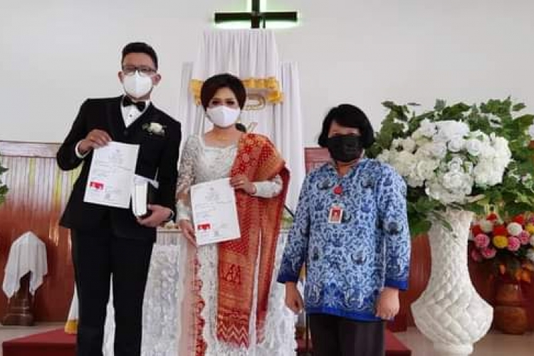 Pengantin Baru Langsung dapat Akta Kawin Setelah Diberkati Oleh Pendeta