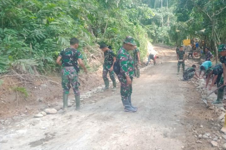 Selesai Diperkeras Warga Masih Ikut Percantik Jalan TMMD Kodim 0204/DS