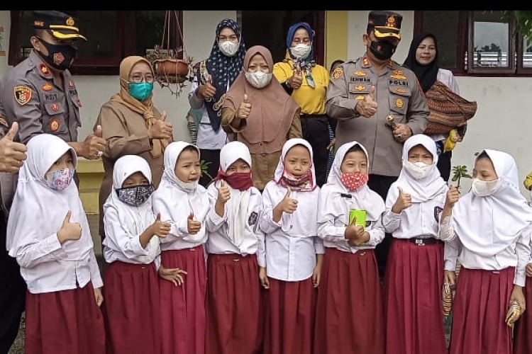 Kapolres Batubara Beri Semangat Anak Ikuti Vaksinasi
