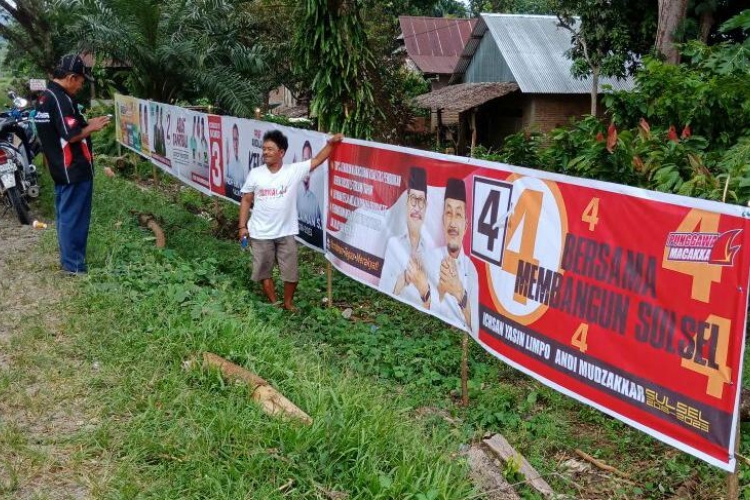 Ketua PPK keliling di Kecamatan Sabbang memantau pemasangan Alat Peraga Kampanye