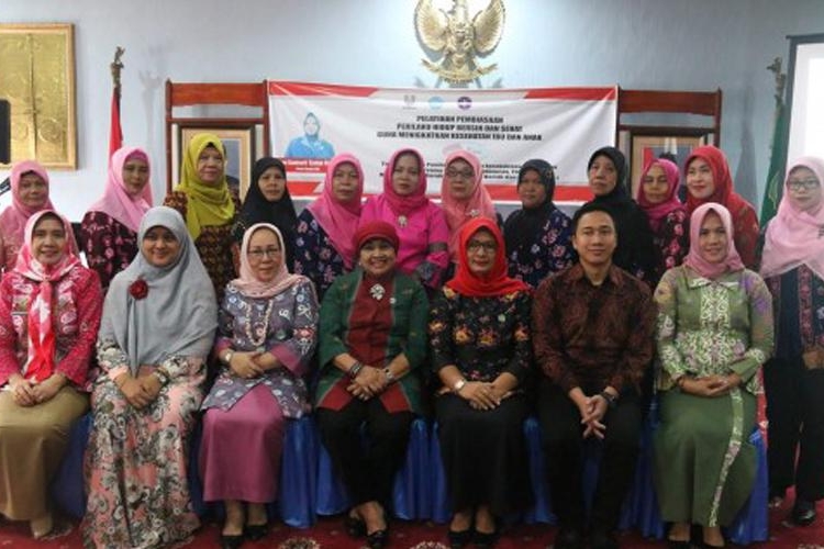 Pembina Kesejahtraan Keluarga (PKK) Kota Bengkulu bekerjasama dengan PT Unilever menggelar kegiatan pelatihan pembiasaan prilaku hidup bersih dan sehat guna (PHBS)