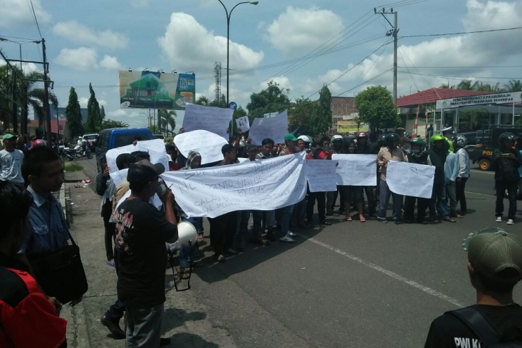 Ormas yang sedang Berorasi didepan Kantor DPRD Prabumulih 