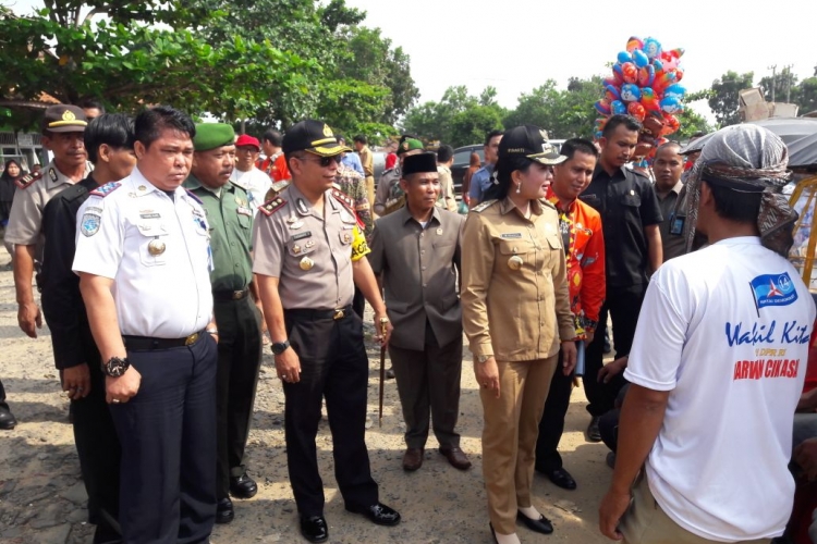 Tampak Bupati dan Kapolres melakukan sidak pasar