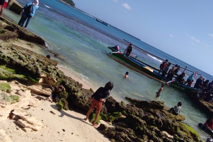 Tampak Masyarakat atau wisatawan Mengunjungi Pantai Linau