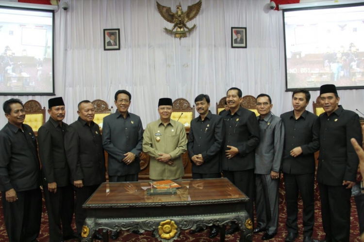 Foto Bersama Plt Gubernur Bengkulu Bersama Jajaran DPRD Provinsi Bengkulu