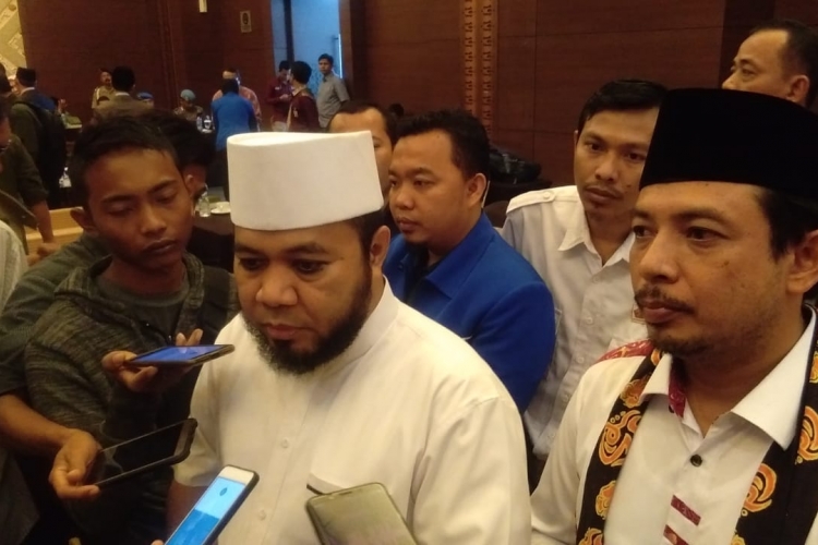 Helmi Hasan Didampingi Dedy Wahyudi Saat Sesi Wawancara