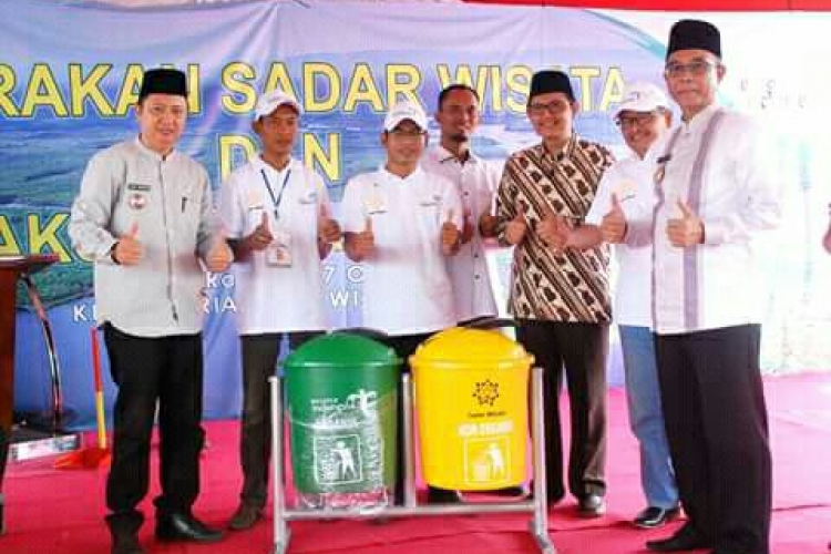 Bupati Beserta Anggota DPR RI Berfoto Bersama 