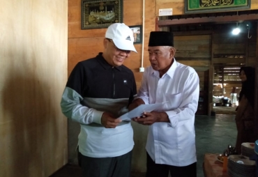 Gubernur Rohidin Larut dalam Suasana Kekeluragaan Bersama Tokoh Jawa