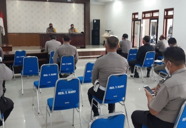 Kapolres Tanah Karo AKBP Yustinus Setyo SH SIK menyampaikan pengarahan kepada personelnya saat menggelar diskusi tatap muka menyambut new normal terkait Covid 19 bertempat di aula Pur Pur Sage Mapolres Tanah Karo