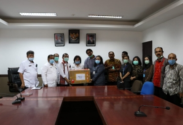 Komisi A DPRD Karo Serahkan Bantuan Alat Rapid Test dari Rektor USU