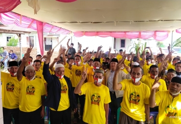 Cerita Bahagia Masyarakat Sindang Kelingi : Selama Ini Kami Hanya Melihat Kerja Nyata dan Merindukan Kedatangan Pak Rohidin