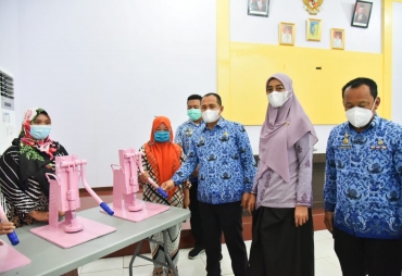 Dorong Pelaku UMKM Bupati Batu Bara Berikan Alat Produksi