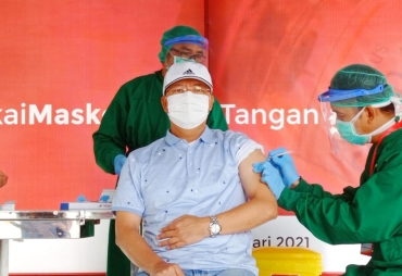 Gubernur Rohidin Terima Suntik Vaksin Covid-19 Dosis Kedua