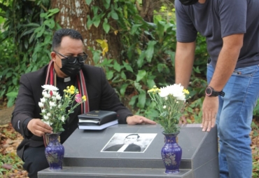 Pdt Masada Sinukaban Tabur Bunga di Makam Eks Ketua Moderaman GBKP