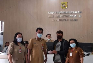 Tiga SD Negeri dan Satu PAUD Terima KIA dari Dukcapil Dairi
