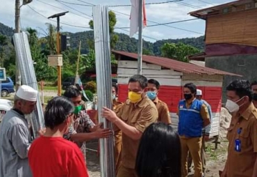 Bentuk Kepedulian Kepada Warga Bupati Pakpak Bharat Serahkan Bantuan