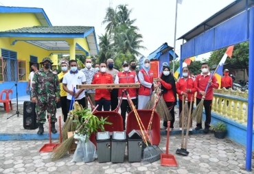 Bupati Bersama Ketua TP PKK Batu Bara Berikan Bantuan Alat Kebersihan 