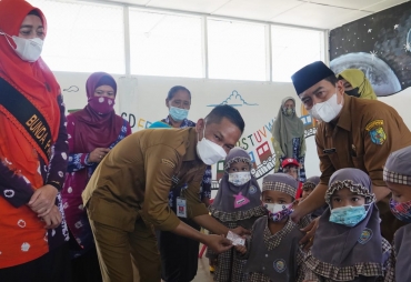 Bersama Istri Bupati Kadis Dukcapil Salurkan KIA Ke PAUD Binaaan