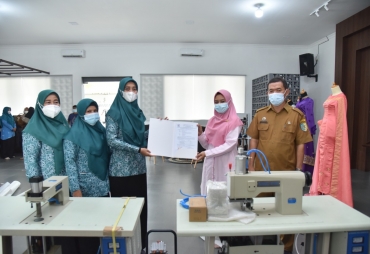 Ketua TP PKK Batubara Salurkan Alat Peningkat Kualitas Bagi Pelaku UMKM Penjahit Tas