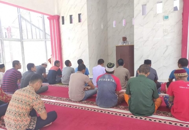 Warga Binaan Rutan Kabanjahe Laksanakan Sholat Jumat Berjamaah