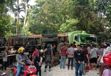 Truk Terbalik di Kawasan Tirtanadi Sembahe
