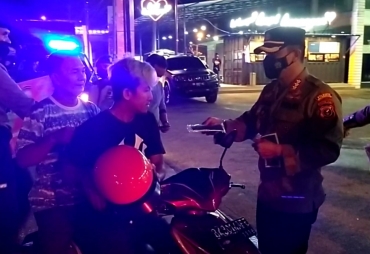 Operasi Yustisi Kapolresta Deli Serdang Turun Langsung Bagikan Masker 
