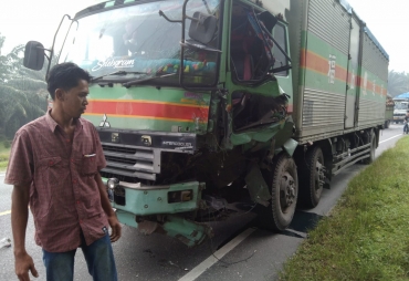 Tabrakan Ambulan Kontra Truck di Jalinsum Batubara, 1 Orang Tewas 