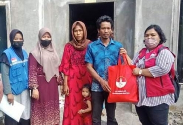 Dinsos Batu Bara Bantu Korban Kebakaran di Nibung Hangus