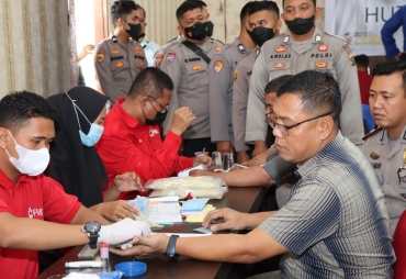 Personil Polres Batu Bara ikuti Donor Darah di HUT Bhayangkara ke 76 (Foto : Humas Polres BB)