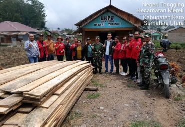 Dandim 0205/TK Serahkan Bantuan Papan Untuk Pembangunan Gereja GKPS