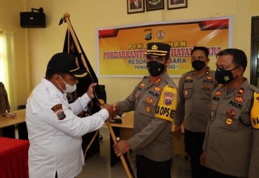Kapolres Batu Bara AKBP Jose DC Fernandes memberikan bendera petaka kepada Ketua Pokdar Batu Bara (foto/HumaspolresBB)