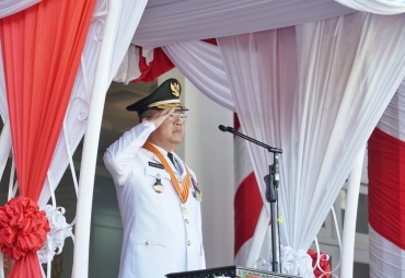 Gubernur Rohidin pimpin Upacara Pengibaran Sang Merah Putih, di halaman Balai Raya Semarak Bengkulu