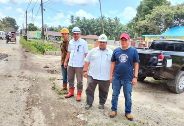 Manager Pabrik Kelapa Sawit (PKS) Sei Silau Agus Susanto ST Memantau langsung proses perbaikan akses jalan tepatnya di desa Prapat janji 