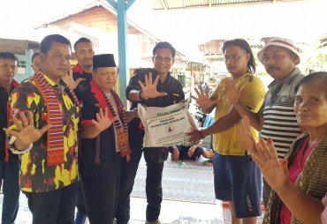 DPD PMS Karo Serahkan Bantuan sembako kepada korban musibah kebakaran di desa Martelu