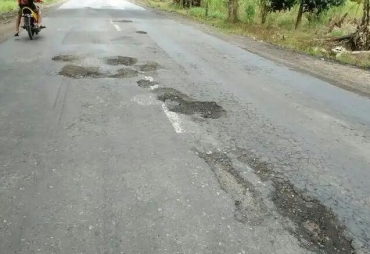 Kondisi jalan yang penuh dengan lobang