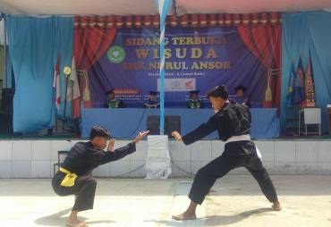 Siswa smk nurul ansor jayakerta karawang, menunjukan kreasi seni setelah mengikuti acara wisuda bagi kelas XII
