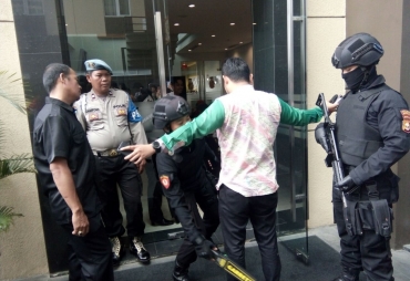 Personil Polres dan Polda Saat Memeriksa Tamu yang akan memasuki Acara 