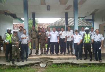 Tampak Dishub,Polres,Satpol PP melakukan Penertiban