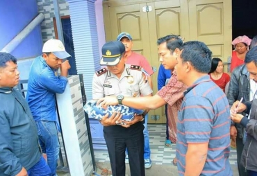 Tampak Polisi dan Warga sedang dengan Bayi yang ditemukan