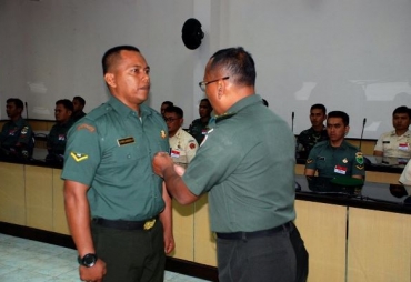 Sersan Dua Rahmad Parlaungan hutahusut Menetima Tanda Jasa