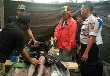 Tampak Jenazah dimandikan oleh warga