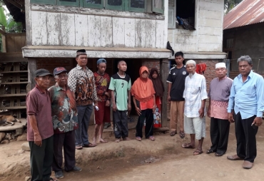 Foto Bersama Nenek Malianan dan Warga Setempat