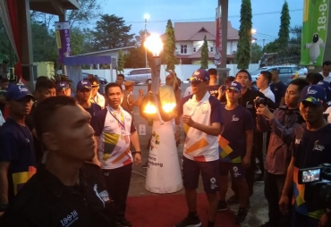 Pjs Wali Kota Prabumuluh menyambut Api Obor Asean Games 2018