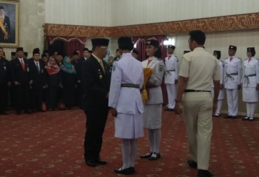Plt Gubenur Memasangkan Sabuk Secara Simbolis