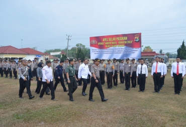 Tampak Kapolres Tuba Mengecek Pasukan dalam Apel