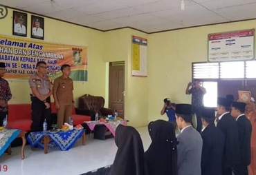 Kades Ranah Singkuang Lantik Perangkat Desa