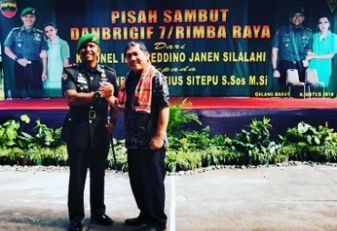 Bupati karo Terkelin Brahmana salam Komando bersama Danbrigif – 7/RR Letkol Inf Agustatius Sitepu di Galang Usai pisah Sambut.(ist)