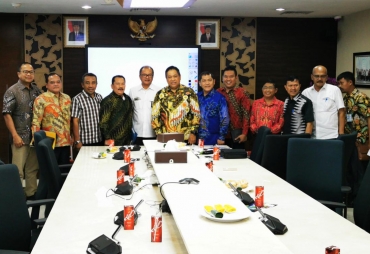 Bupati karo dan komisi D DPRD provsu diskusi bersama staf ahli kementerian PUPR terkait perkembangan  pembangunan jalan Medan - berastagi(TO/ist)
